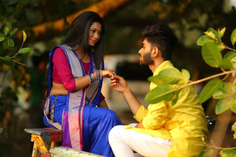 Romantic Shayari: Meaning, Examples, and How to Use It